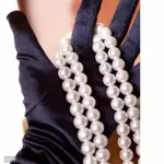 Luva Preta e Colar de Pérola