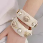 Pulsera con conchas y perlas