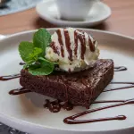 Brownie con helado