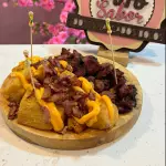 Mandioca, cheddar, bacon, calabresa