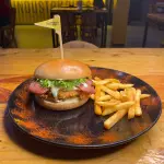BURGER POLLO CRYSPY Y PAPAS