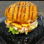 hamburguer de salmao cru com doritos
