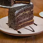 Porción de torta de brigadeiro