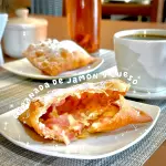 Empanada con jamon y queso
