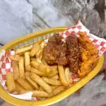 1 porción de tenders con papas