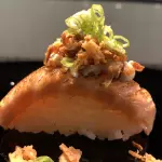 Sushi maçaricado(cebola crispy)