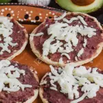 (GM) Sope de Frijol con queso