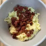Ovos mexidos com crocante de bacon