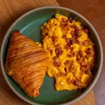Ovo mexido e bacon em cubos