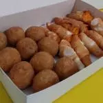 Caixa com 20 salgadinhos