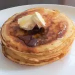 3 hotcakes esponjosos con miel y mantequilla