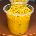 Caldo de abóbora e topping de frango