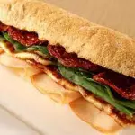 Baguete de rúcula e tomate seco