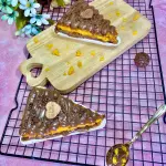 Fatia bolo de cenoura com Brigadeiro