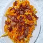 BATATA FRITA C/ CHEDDAR E BACON