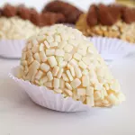 Coxinha ninho com morango