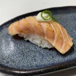 2 UN NIGUIRI MAÇARICADO