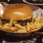T-Hambúrger + fritas