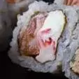 URAMAKI SALMÃO COM KANI