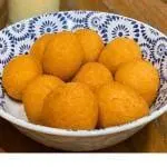 Porção de 10 minis coxinhas fritas