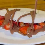 Tapioca chocolate com morango