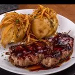 Bife de chorizo suíno ao barbecue