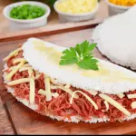 Tapioca de presunto e mussarela
