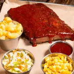 Smoked BBQ ribs con sides