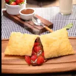 PASTEL DE DOCE DE LEITE COM MORANGO