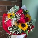 Buquê rosas e girassois