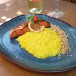 Salmão grelhado e risoto de açafrão