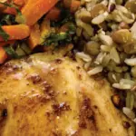 Sobrecoxa / arroz de grãos e legumes