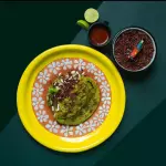 Gordita de chicharrón con chapulines