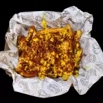 SALCHIPAPA BACON Y CHEDDAR