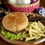 Hamburgesa casera de res con papas