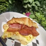CROISSANT HUEVO-queso-tocineta