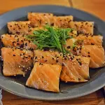 SASHIMI DE SALMÃO MOLHO PONZU–15UN