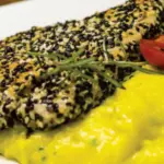 Atum em crosta de gergelim