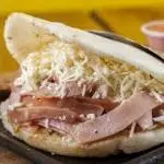AREPA CON JAMÓN Y QUESO
