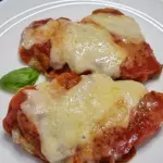FILÉ DE FRANGO A PARMEGIANA