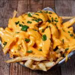 Fritas con cheddar y verdeo
