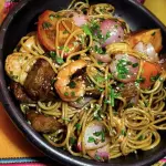 Tallarines con lomo y camarones