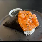 Temaki Philadelfia con Sunomono