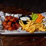 BONELESS CON PAPAS