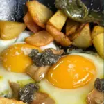 Huevos Rotos con foie y trufa