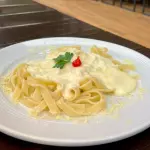 Massa ao molho branco e queijo