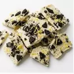 Branco com cookies e raspas de limão