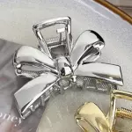 Pinza forma de listón plateado