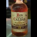 Botella de Ron viejo de caldas
