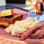 Queijo Quente com Ovos e Bacon